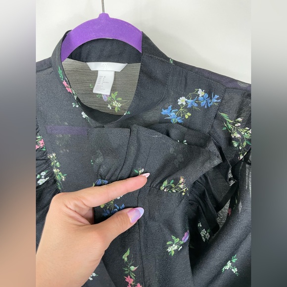 H&M Puffed Sleeve Ruffled Blouse - Black w/floral print - Picture 4 of 12